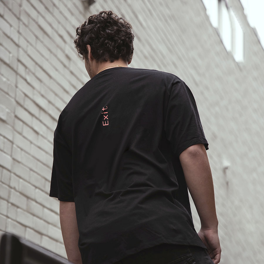 Camiseta con la identidad de marca de La Brújula